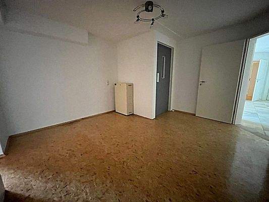 Durchgangszimmer mit Aufzug im UG