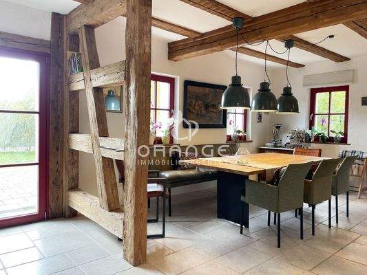 Der Eßbereich, links gehts raus zur Terrasse