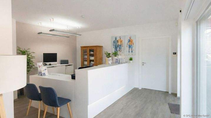 Der helle Empfangsraum (KI-generiert) 