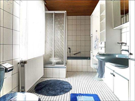 Hell gefliestes Tageslichtbad im EG