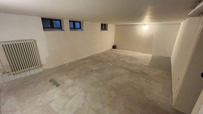 großer Keller mit Heizung