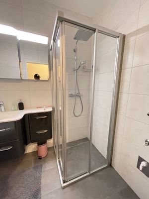 Badezimmer mit Dusche