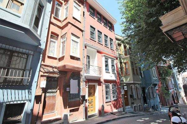 Renovated Building 250 Meters from the Coast in Istanbul