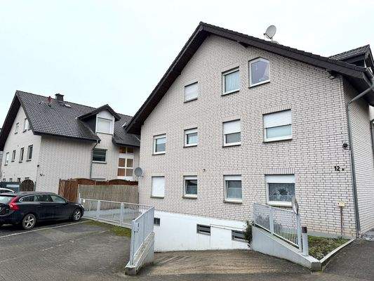 Haus 12 a (Vordergrund), Tiefgarageneinfahrt, Haus 12 b (Hintergrund)