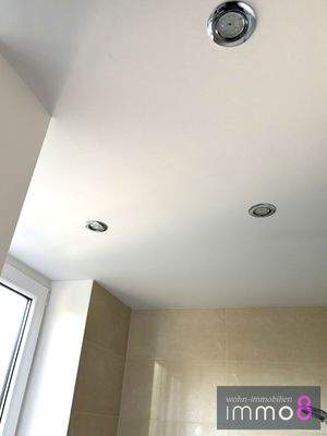 Haus 1a_OG_modernisiertes Bad mit integrierter Beleuchtung