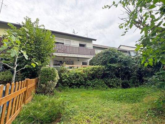 Garten mit Blick aufs Haus