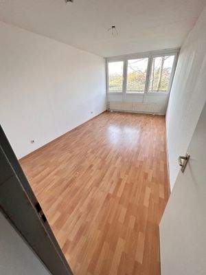 Helles Zimmer mit Fenster