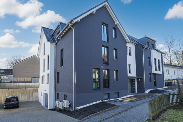 Außenansicht mit TG-Zufahrt