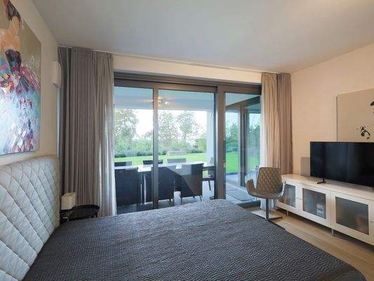 EG: Gemütliches Gästezimmer im Erdgeschoss mit Ausblick in den Garten und Terrassenzugang