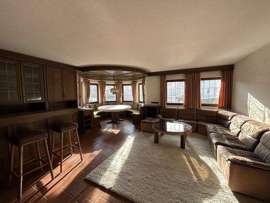 offener Wohnbereich mit Erker und Sitzecke (EG)