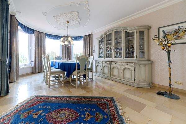 offenes Esszimmer mit Panoramablick