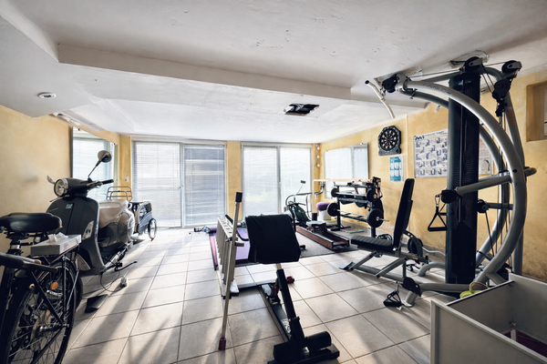 UG Fitnessraum mit Zugang in den Garten