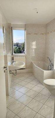 Wannenbad mit Fenster