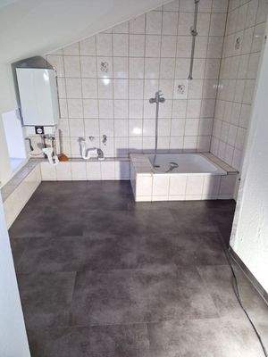 Badezimmer mit neuem Boden