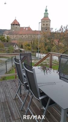 Blick von der Aussenterrasse zur Burg