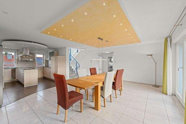 Esszimmer mit Blick in die Küche