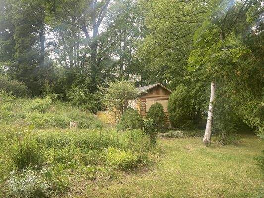 Grundstück mit Gartenhütte