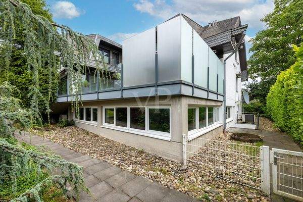 Terrasse/Blick ins Schwimmbad