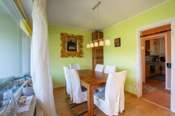 offenes Esszimmer mit Blick ins Freie