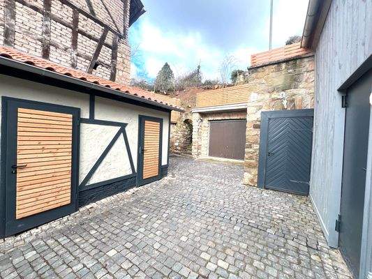 Innenhof mit Nebengebäude