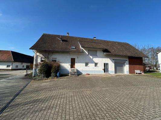 Weitere Abstellmöglichkeiten für Ihren Fuhrpark sind im großzügigen Hof vorhanden.