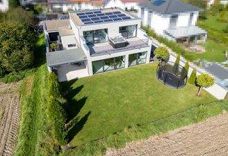 Hausansicht mit Gartenfläche