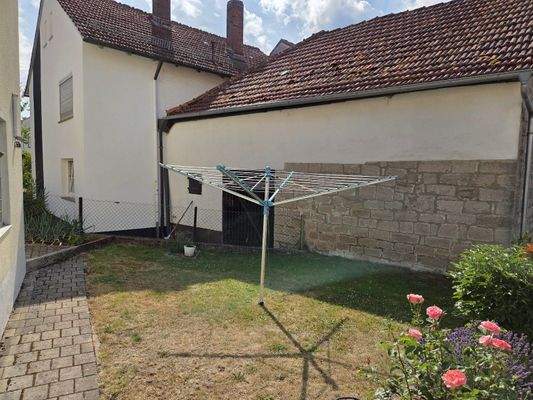 Kleiner Garten mit Rasenfläche und Einzäunung