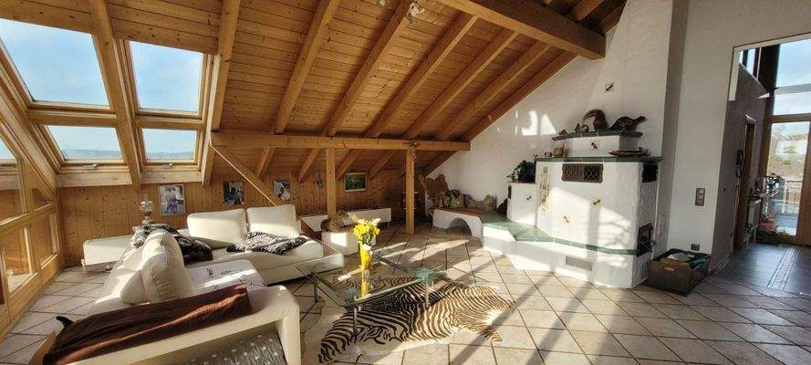 Wohnzimmer mit Kachelofen 