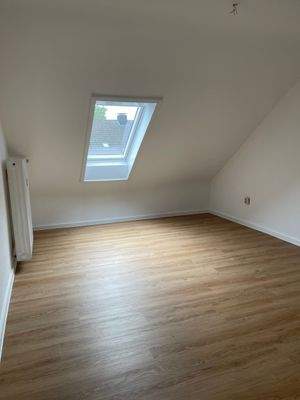 Helles Zimmer unterm Dach