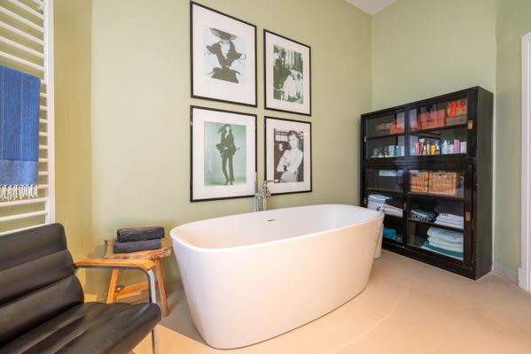 Badezimmer mit freistehender Badewanne