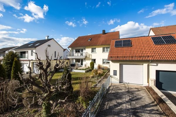 Außenansicht der Immobilie samt elektr. Garage