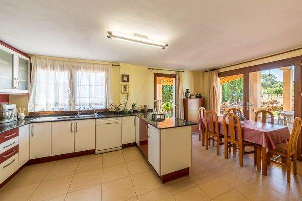 Voll ausgestattete Küche