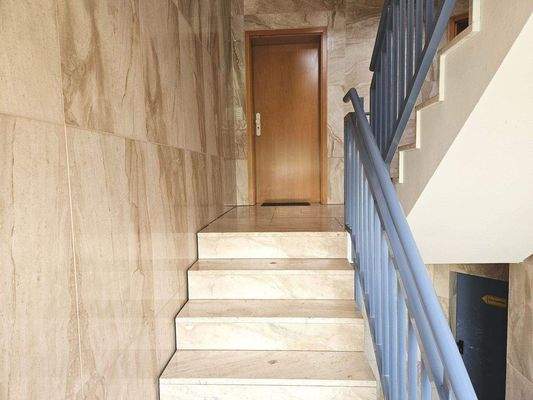 gepflegtes Treppenhaus. Natursteinbelag.