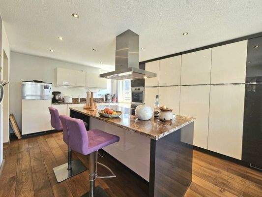 Küche mit Kochinsel 1. OG