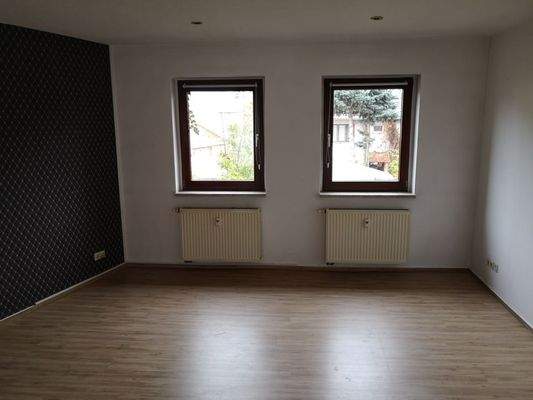 Wohnzimmer mit offener Küche