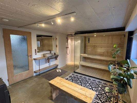 Spa-Bereich im Keller