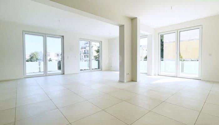 Wohn- und Essbereich mit Zugang zu den Balkonen