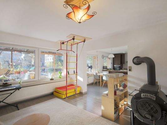 Großes Wohnzimmer mit Gartenblick