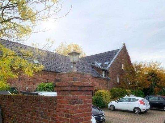 Hofeinfahrt mit Stellplätzen