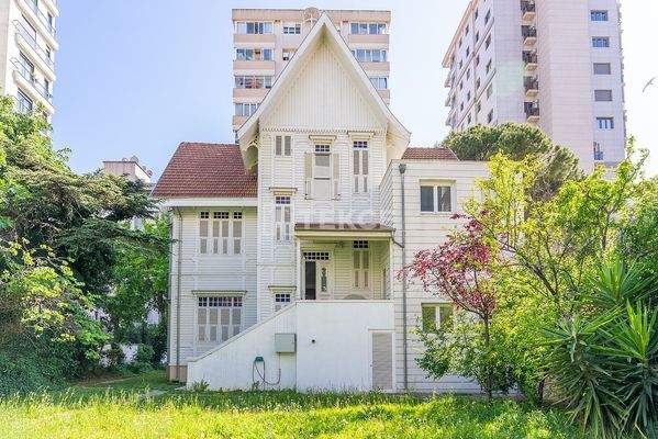 House with Detached Garden Close to Caddebostan Coast in Kadıköy
