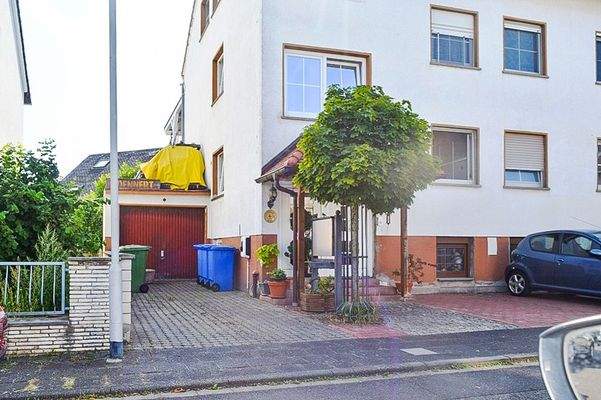 Erdgeschoss mit Garagenzufahrt