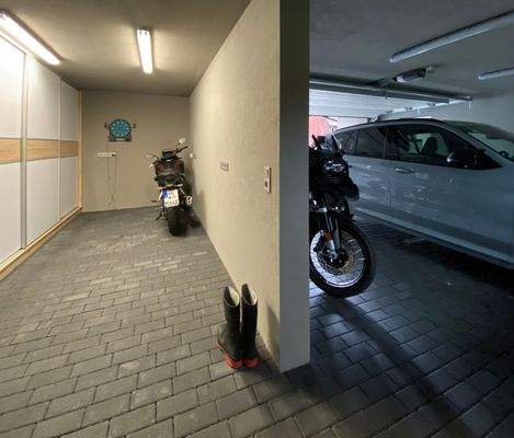 Großer Garagenraum zweigeteilt: Links Kombi Küchen