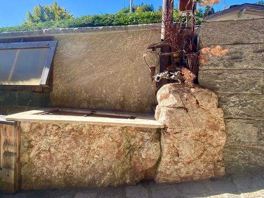 Regenwasserbrunnen aus Gestein