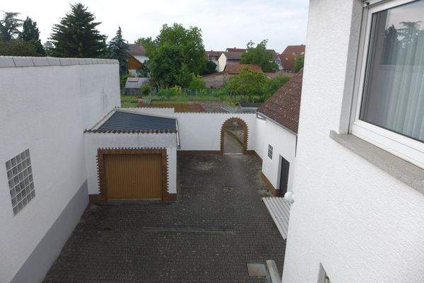11. Innenhof mit Garage