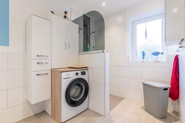 Tageslichtbad mit ebenerdiger Dusche