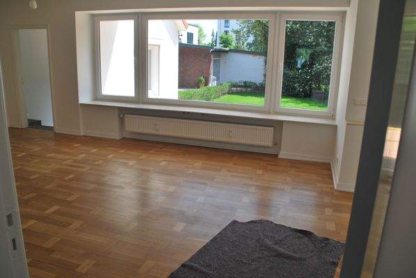 Wohnzimmer mit Blick in den Garten.JPG