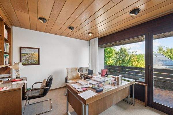 Arbeitszimmer mit Balkonzugang