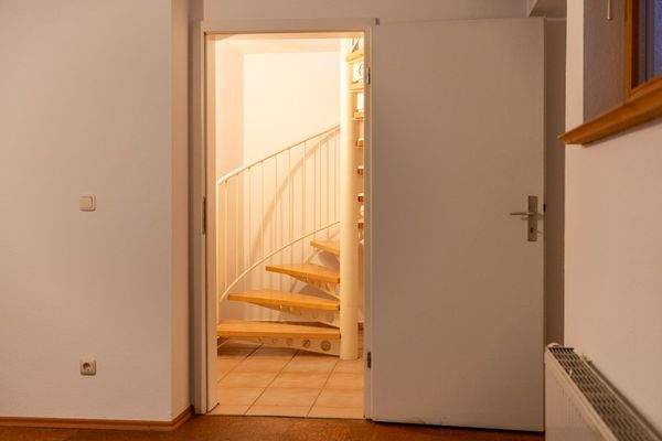 Licht, Holz & Wohngenuss – Charme pur auf drei Etagen mit Schwedenofen und stilvoller Wendeltreppe