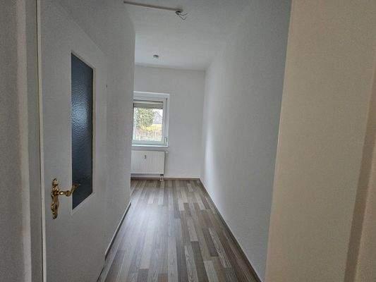 Heller Flur mit Fenster