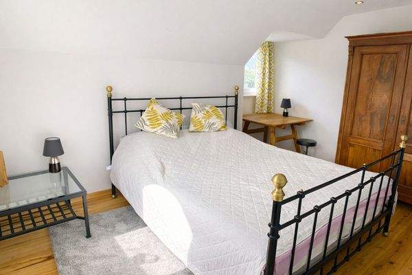 Helles Schlafzimmer unter geneigtem Dach